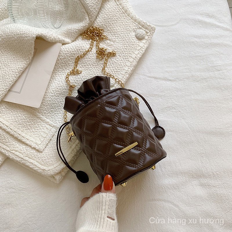 Túi đeo chéo nữ thời trang mùa xuân 2022