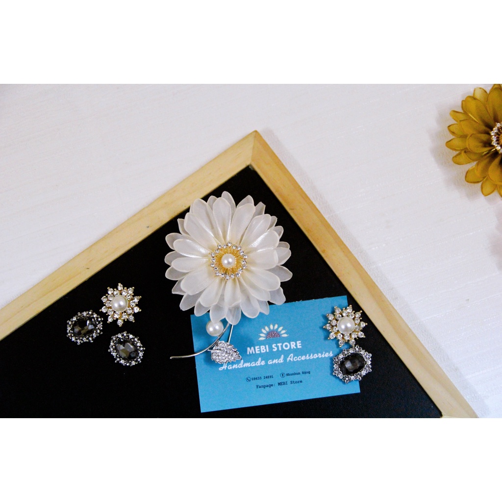 Hoa cài áo handmade MEBI mẫu hoa cúc nhụy đá rỗng mix cành trai kim liền siêu sang