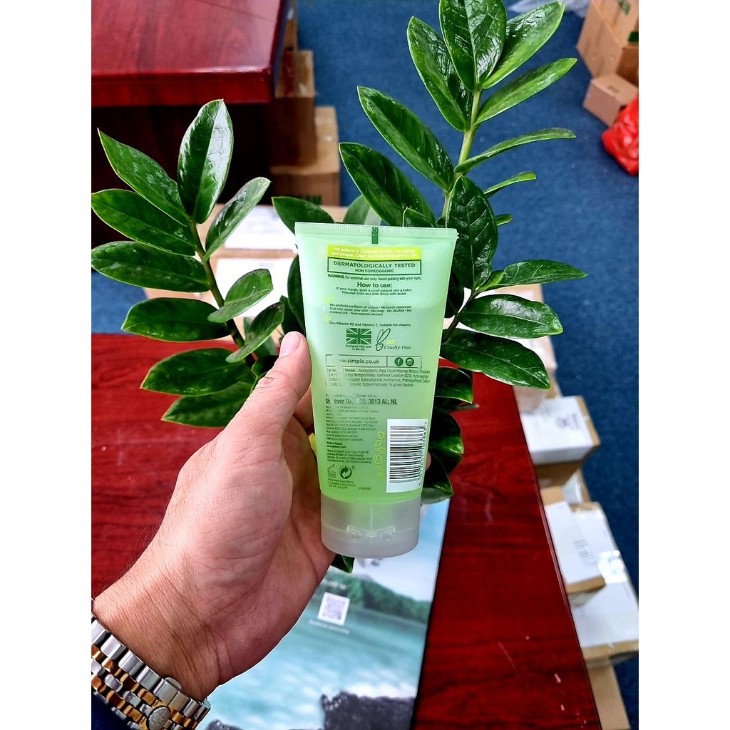 Sữa rửa mặt Simple Gel Kind To Skin Refreshing Facial Wash Gel 150ml