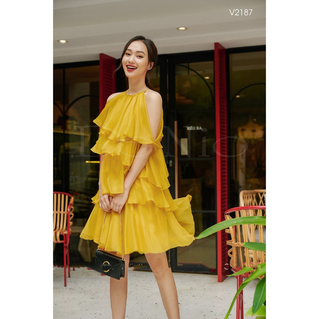 Đầm vàng cổ yếm dạo phố chất voan tơ 2 lớp rớt vai xinh xắn