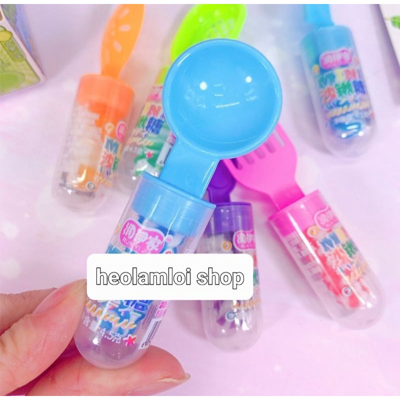 set 6 kẹo mút dạng thỏi son có kèm đồ chơi múc cát