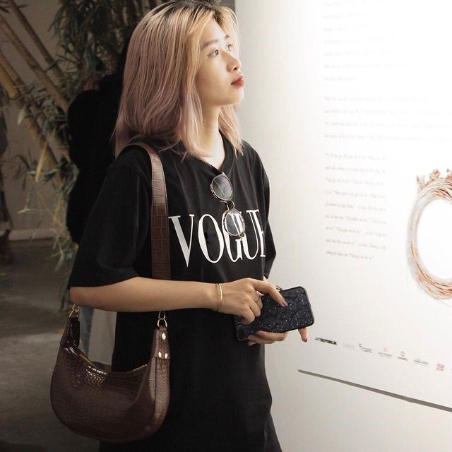 Áo Thun Nữ Vogue Simple But Delicate Black / White cotton Silicone Printing Unisex Overfit | BigBuy360 - bigbuy360.vn