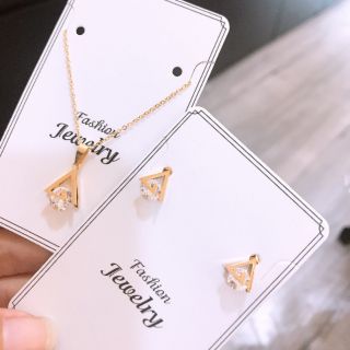 Bộ trang sức titan tam giác