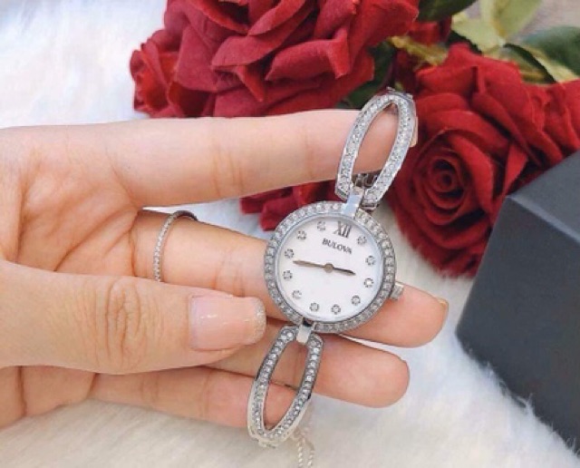 Đồng hồ nữ Bulova 96L223 vừa là lắc tay, vừa là đồng hồ xinh xắn, thích hợp cho các nàng tay Tấm nhỏ nhắn!