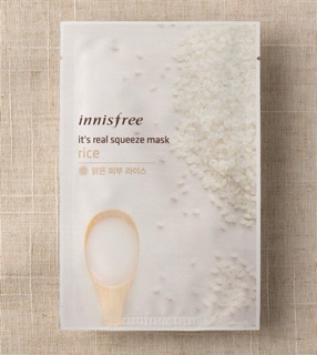 Đắp mặt nạ giấy innifree