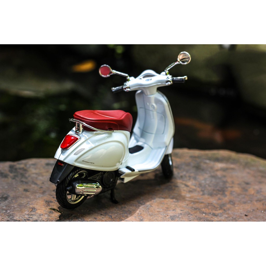 XE MÔ HÌNH VESPA PRIMAVERA 150 Màu Trắng | MAISTO tỷ lệ 1:12