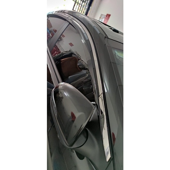 Vè che mưa xe Hyundai Elantra 2022 - 2023 chỉ inox cao cấp, dày dặn, sáng bóng