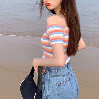 Áo croptop trễ vai Lisa
