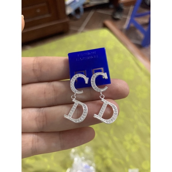 Khuyên tai chữ CD bạc ta chuẩn