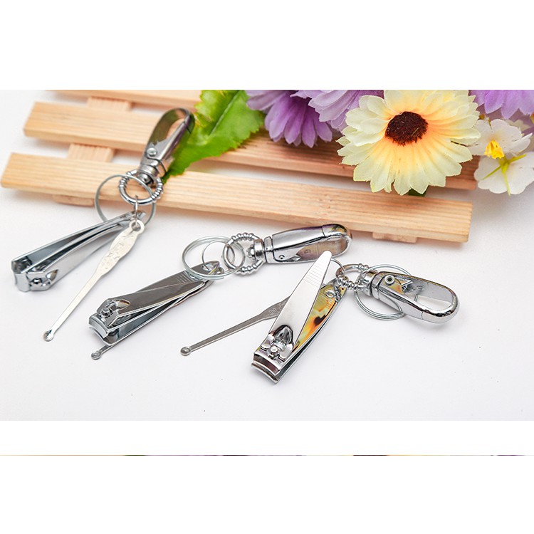 Móc khóa kèm bấm móng tay, lấy ráy tai tiện dụng - Tặng 1 móc khóa nhựa gỗ độc lạ