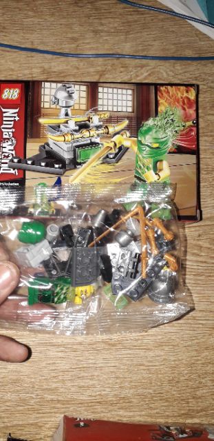 Lắp ráp 1 hộp LegoNinjaWord 82180 có nhiều chi tiết bằng nhựa ABS