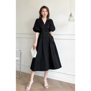 Đầm đen xoè tay bồng nút bọc