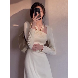 Váy cổ yếm