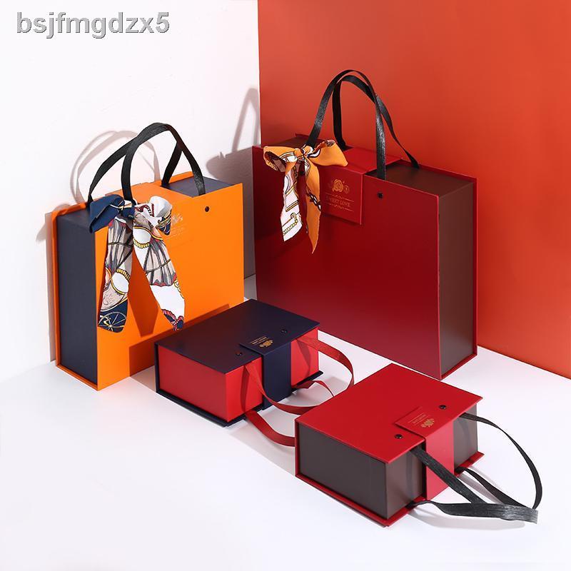 Lễ hộp quà lớn trống rỗng bạn trai cao cấp đựng bất ngờ với bằng tay trong ngày sinh nhật