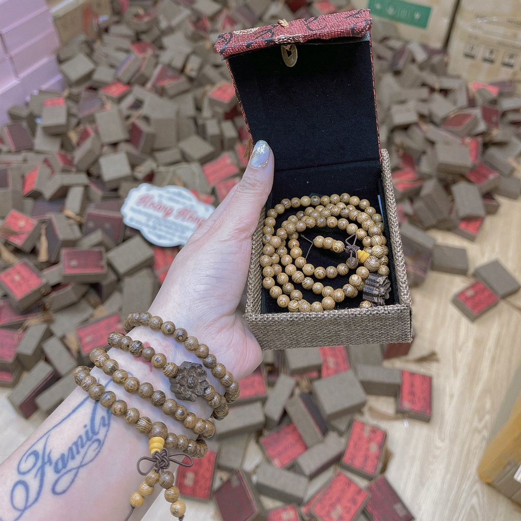 Vòng trầm 108 hạt mix charm hoa sen vàng