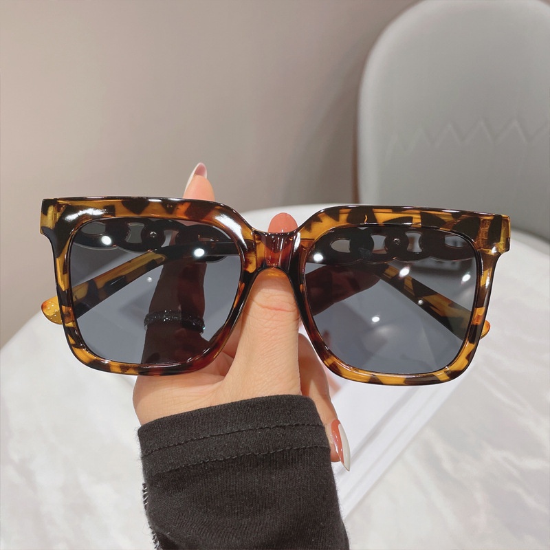 (HENGHA) New Fashion Oversized Frame Square Sunglasses Metal Chain Sunshade Sunglasses Women