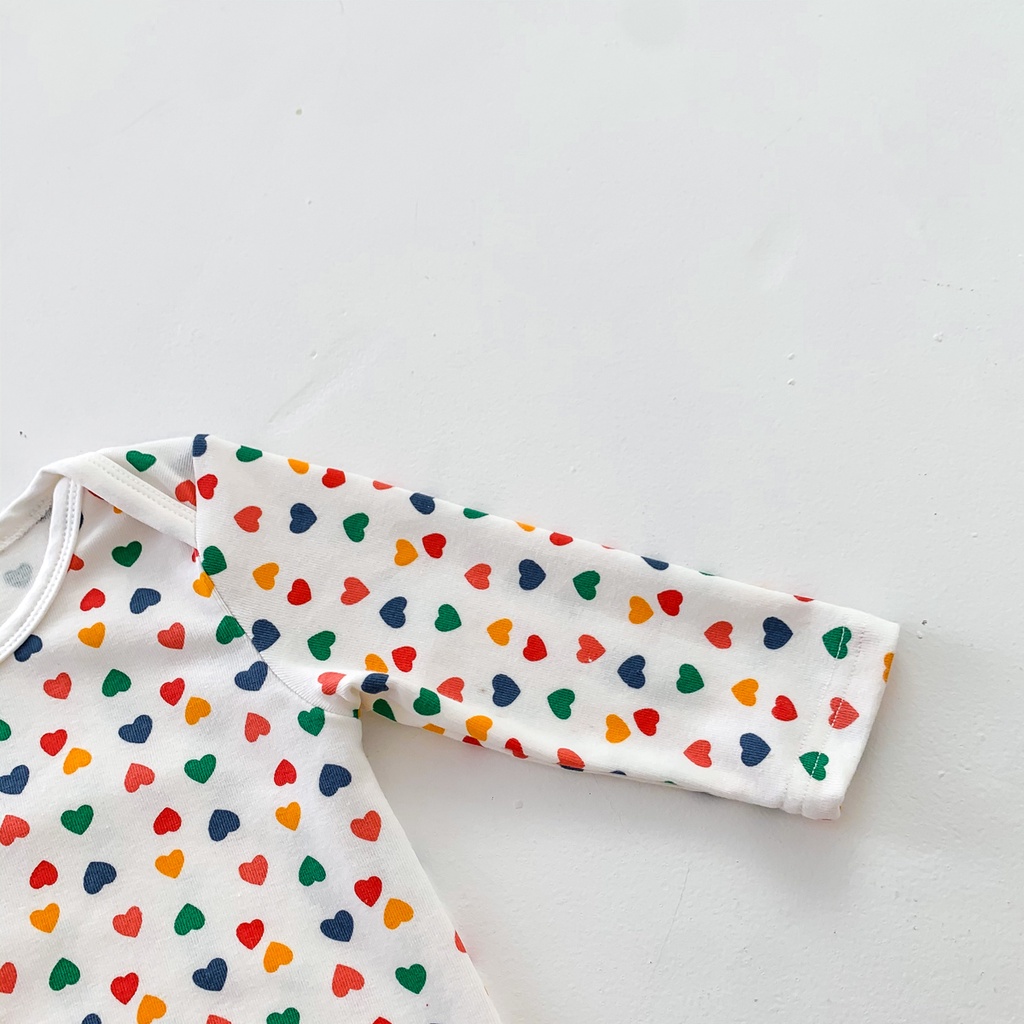 Bộ đồ ngủ áo liền quần tay dài in hình trái tim + mũ cho bé sơ sinh