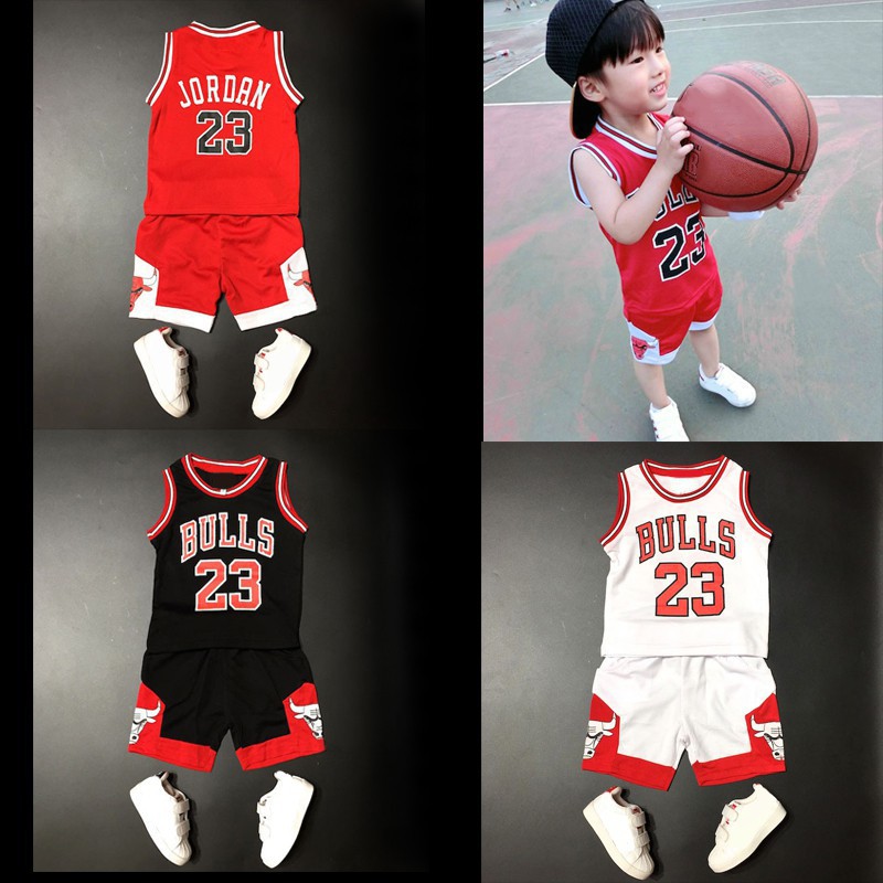Bộ áo thun ba lỗ in chữ và số kèm quần ngắn phong cách bóng rổ dành cho bé trai