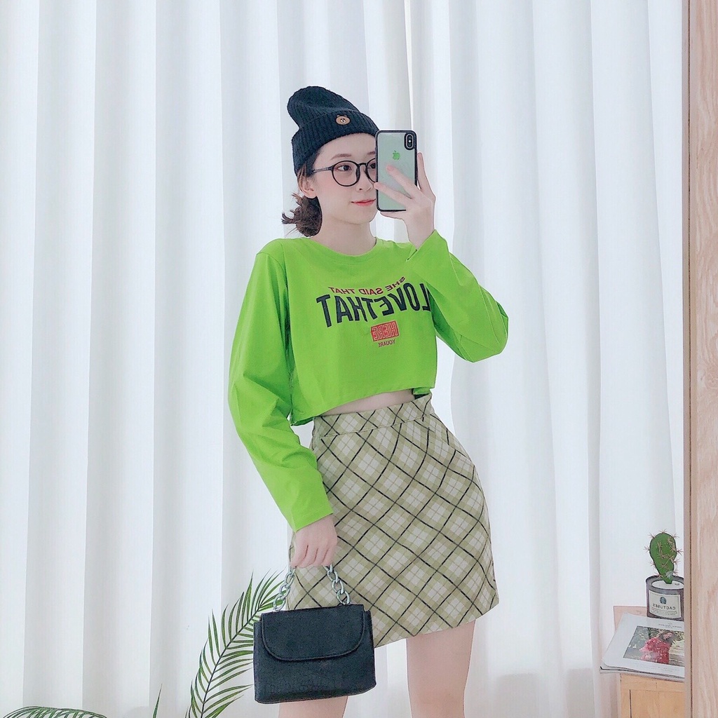 Set áo thun + váy dạ . Có 1 màu. Size dưới 54kg vừa. KÈm hình chụp thật 100%. Đơn giản mà đẹp nha mấy chế ơi iiiiiii