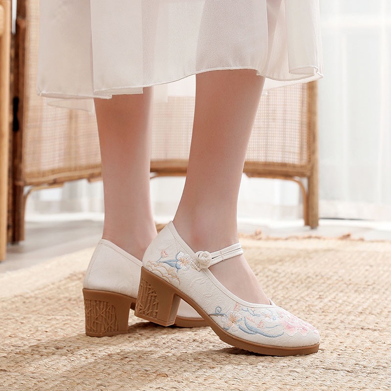 Giày đế vuông thêu hoa dây cài GC021