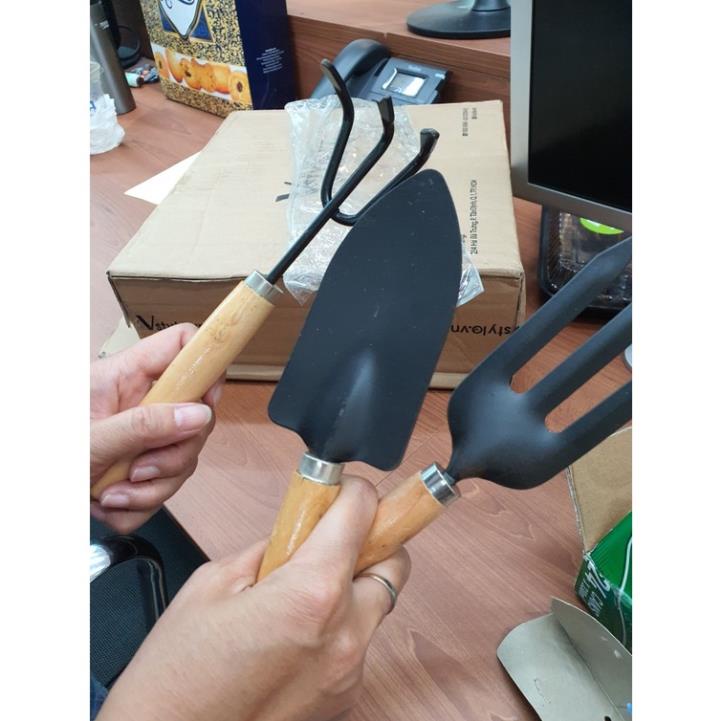 Bộ 3 Món Dụng Cụ Làm Vườn: Xẻng Xúc - Cào Đất - Xới Đất Thương Hiệu Garden Tool, Cán Gỗ Tròn Trơn Tiện Lợi Chắc Chắn