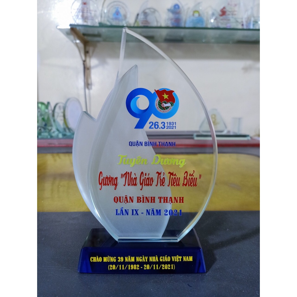 Kỷ Niệm Chương - Pha Lê - Chiếc lá mã 02