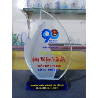 (Quận 1 TPHCM) Kỷ Niệm Chương - Pha Lê - Chiếc lá mã 02