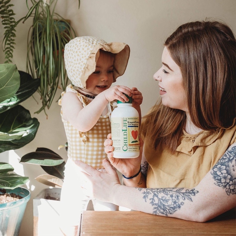 Siro bổ sung canxi nước và magiê cho trẻ Childlife Liquid Calcium with Magnesium Mỹ