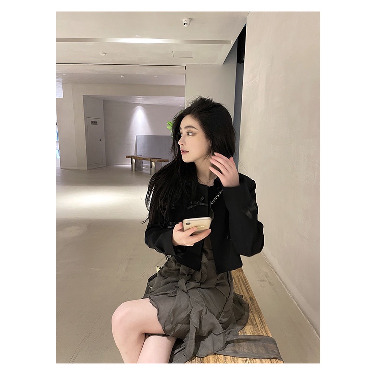 Đầm lửng thiết kế viền không đều độc đáo thời trang mùa xuân phổ biến dành cho nữ