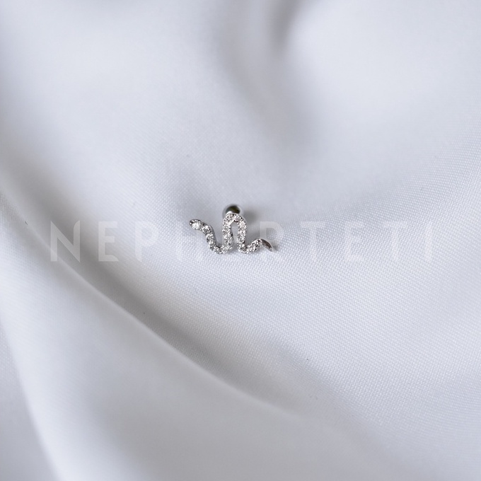 Khuyên tai bạc 925 mini - Hình con rắn đá chốt bi vặn  - Nepherteti