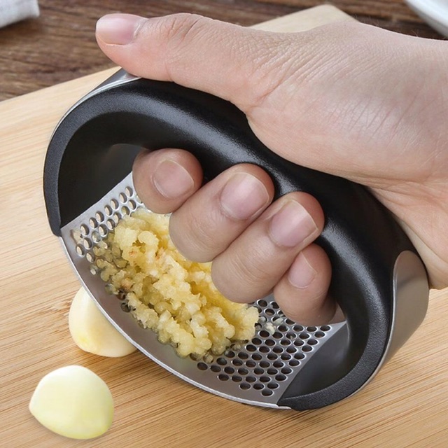 Dụng cụ dập tỏi inox tay cầm đen