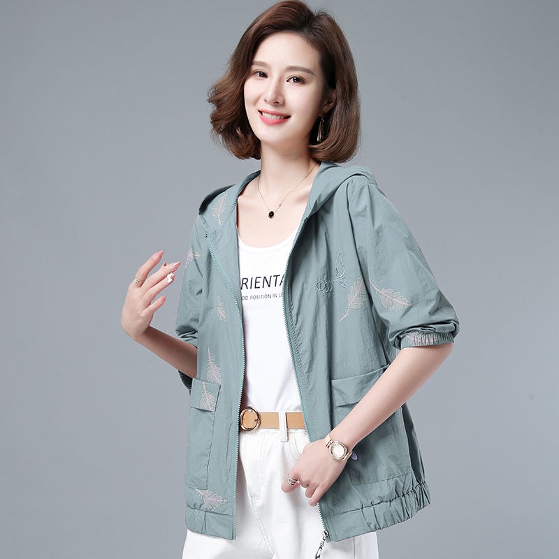 Áo Khoác Chống Nắng Tay Dài Có Mũ Trùm Bằng Lụa Lạnh Mỏng Kích Thước Lớn Phong Cách Phương Tây Cho Phụ Nữ Trung Niên