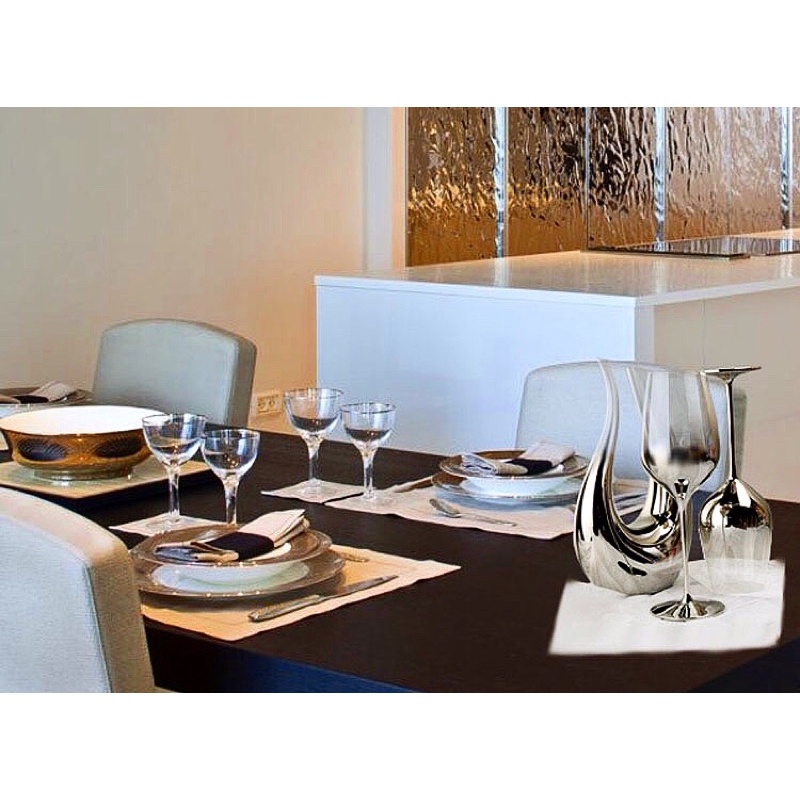 Bình thở và ly rượu vang màu ánh bạc và ánh vàng cao cấp