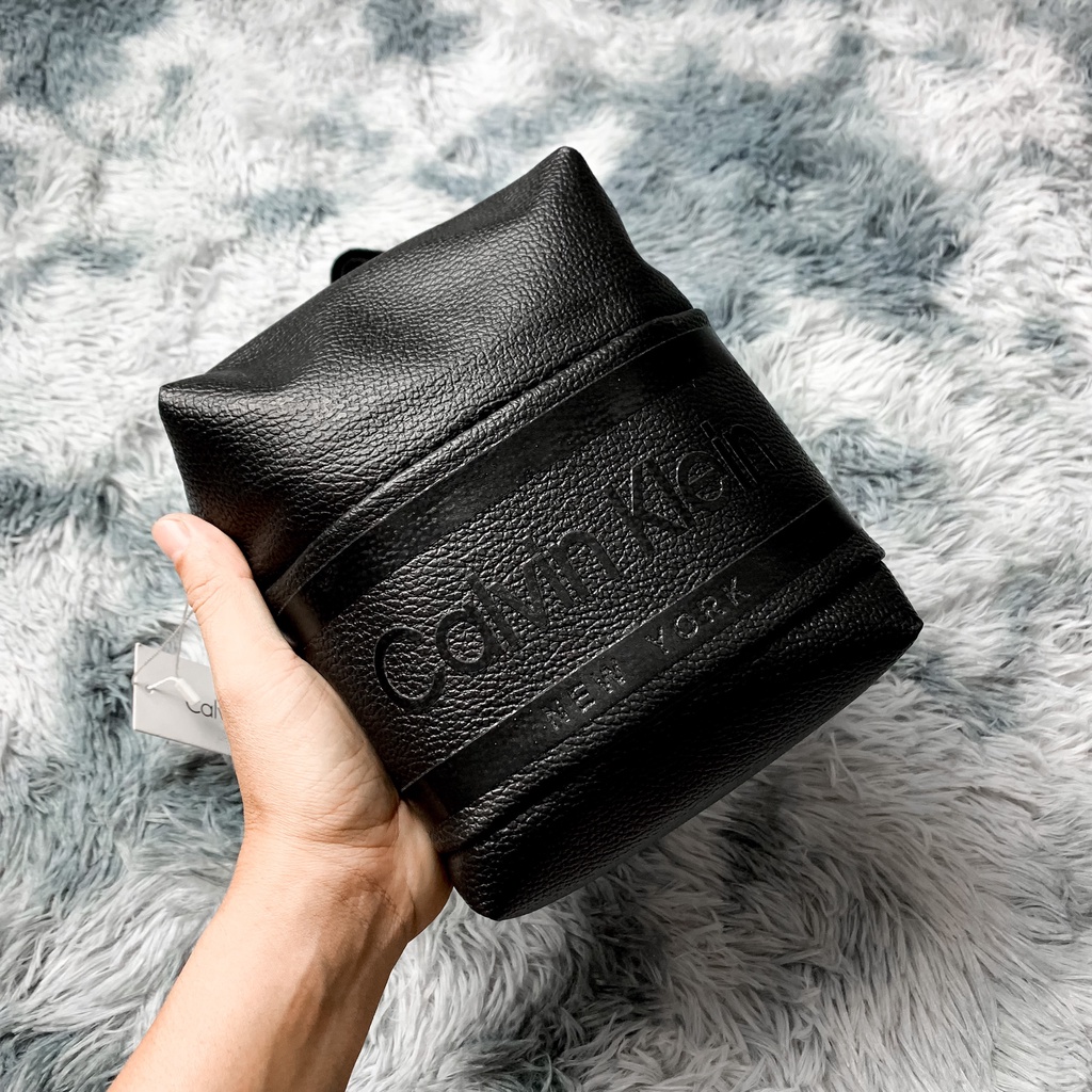 TÚI ĐEO CHÉO MINI DA SẦN CK XUẤT XỊN FULL TÚI TAG CODE UNISEX CHO NAM VÀ NỮ