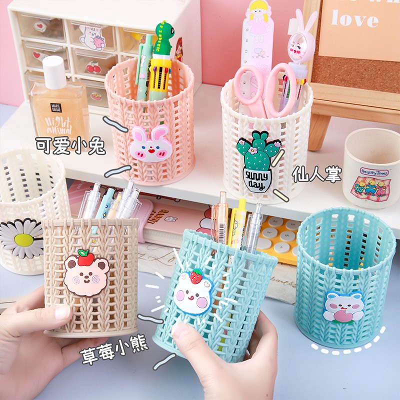 Lọ đựng bút nhựa để bàn làm việc văn phòng kiểu dáng Hàn Quốc cute, Giỏ đựng bút lưới đan gắn sticker xinh xắn