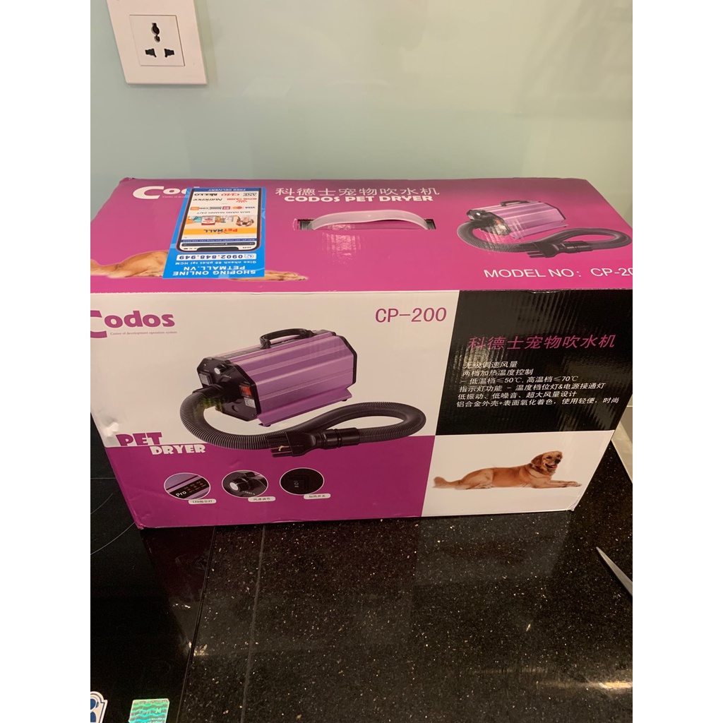 Máy sấy lông cho chó mèo chuyên dụng Codos CP200 với công suất 2200w giúp lông khô nhanh chỉ trong 2-3 phút