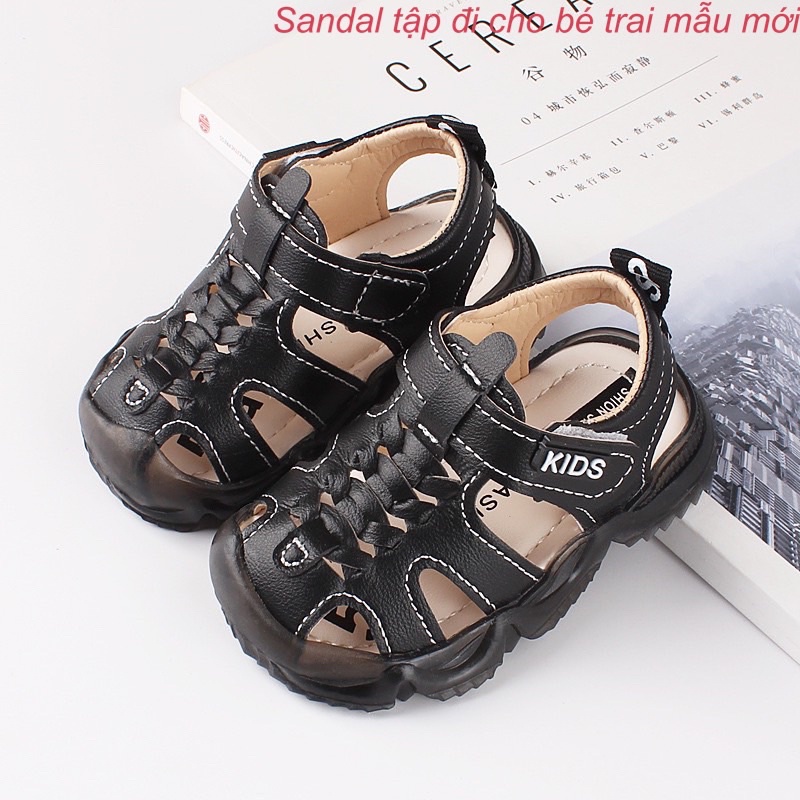 Sandal cho bé trai 8810 - dép rọ quai hậu tập đi chống trơn trượt mũi kín cho bé với 2 màu trắng, đen. Sz 15 đến 25