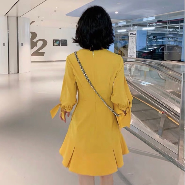 Đầm vàng phối dây kéo