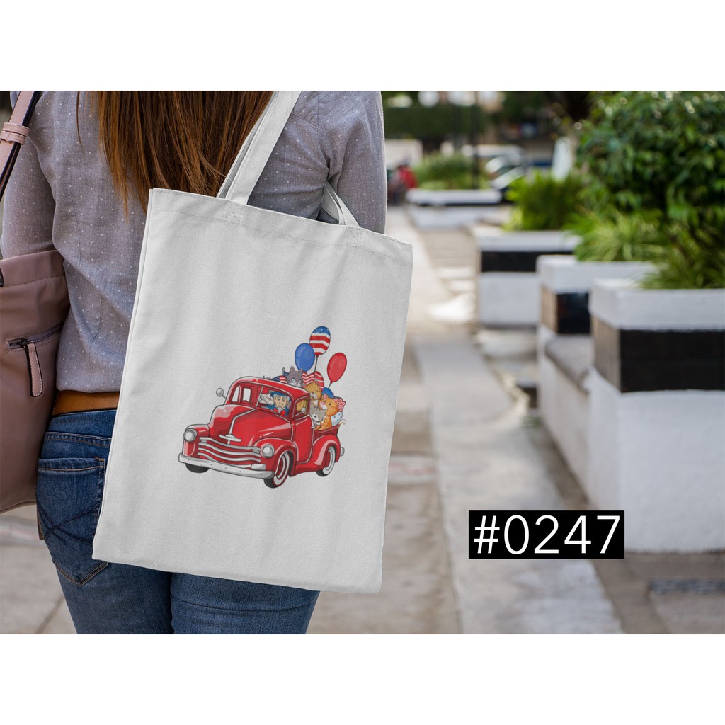 Túi vải có khóa in hình những chú mèo trên chiếc xe đỏ ibluemoon #0247