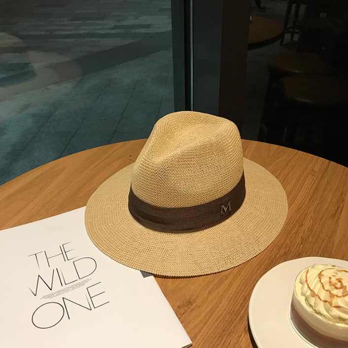 Mũ cói Fedora Poly vành rộng - Viền đính chữ M - phong cách Unisex