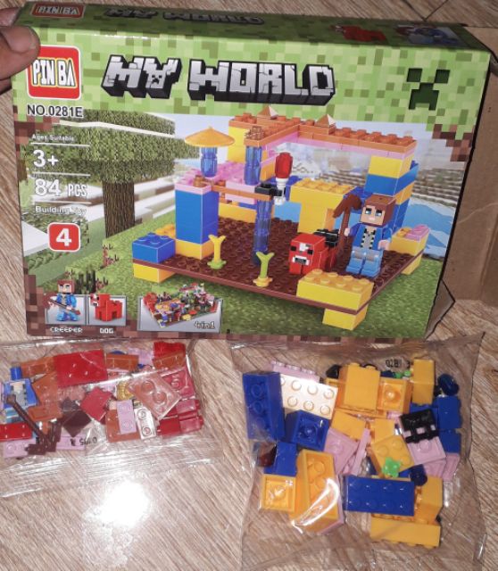 Lắp ráp 1 hộp LegoMinecraft MyWord 0281E có nhiều chi tiết bằng nhựa ABS
