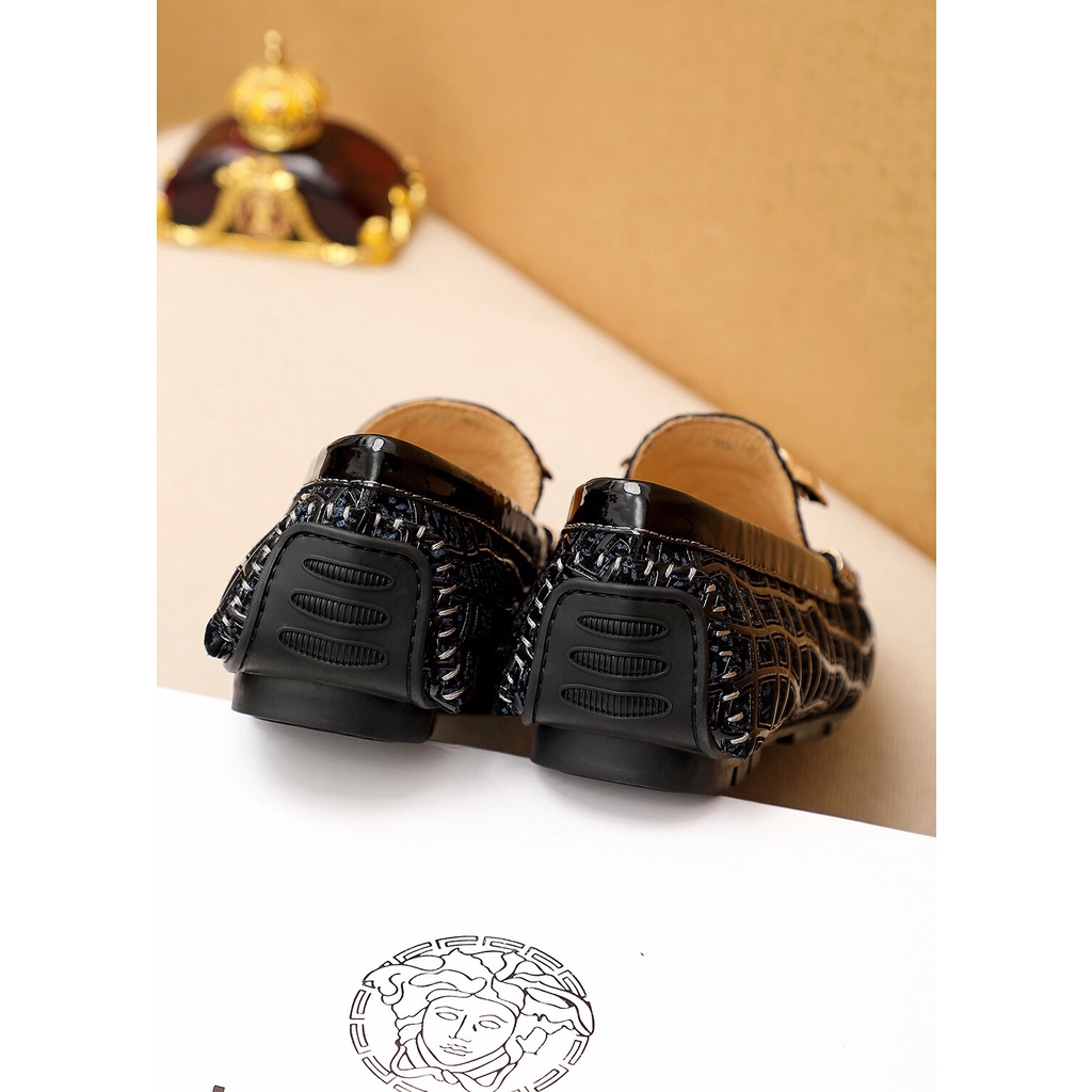 Giày lười nam cao cấp da thật VERSACE thiết kế sang trọng và nổi bật với mặt da được trang trí độc đáo, tỉ mỉ