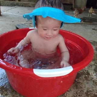 Mũ gội đầu bịt tai cho bé
