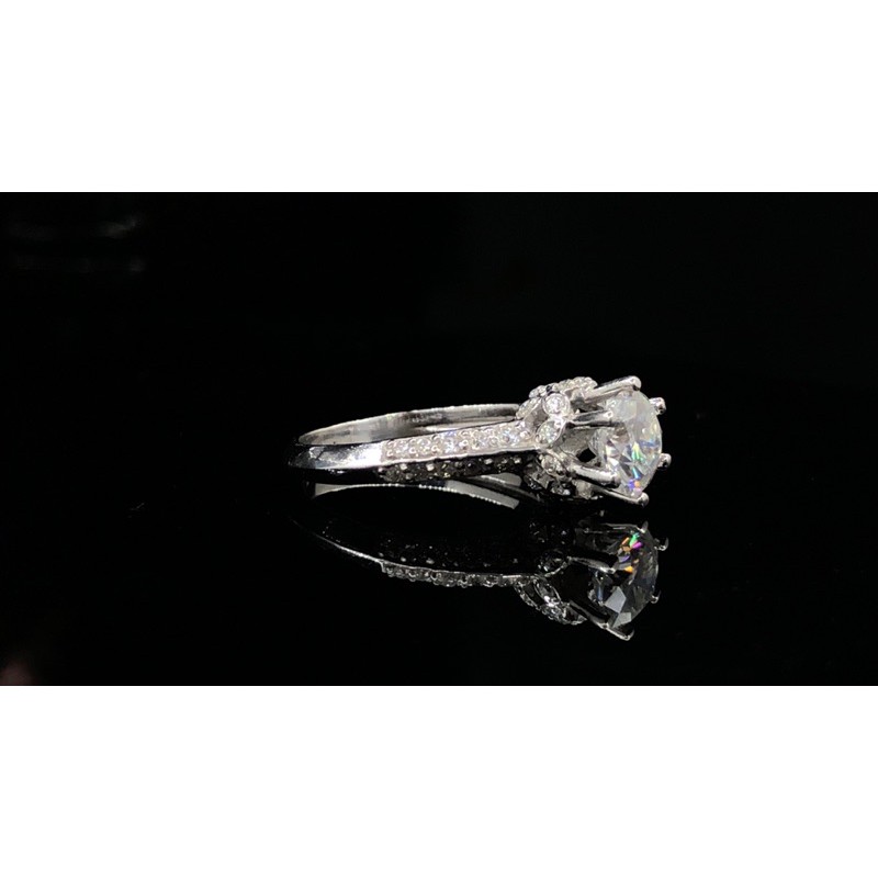 Nhẫn FULL Moissanite: Viên chủ 6,3ly Moissanite, viên tấm Moissanite, hàng nước D kiểm định GRA; Bạc 925 mạ bạch kim