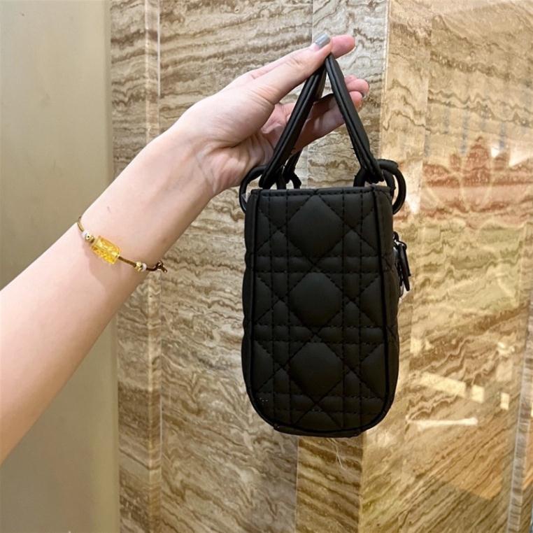 Túi chữ Đ vân 3 ô da lì size 17 kèm khăn 2 bản dây full 2 box hàng QC cao cấp