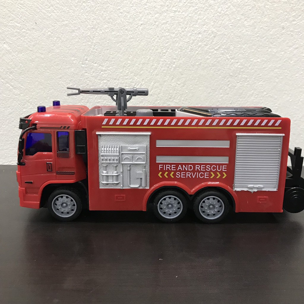 Xe cứu hỏa điều khiển từ xa phù hợp với bé trên 3 tuổi