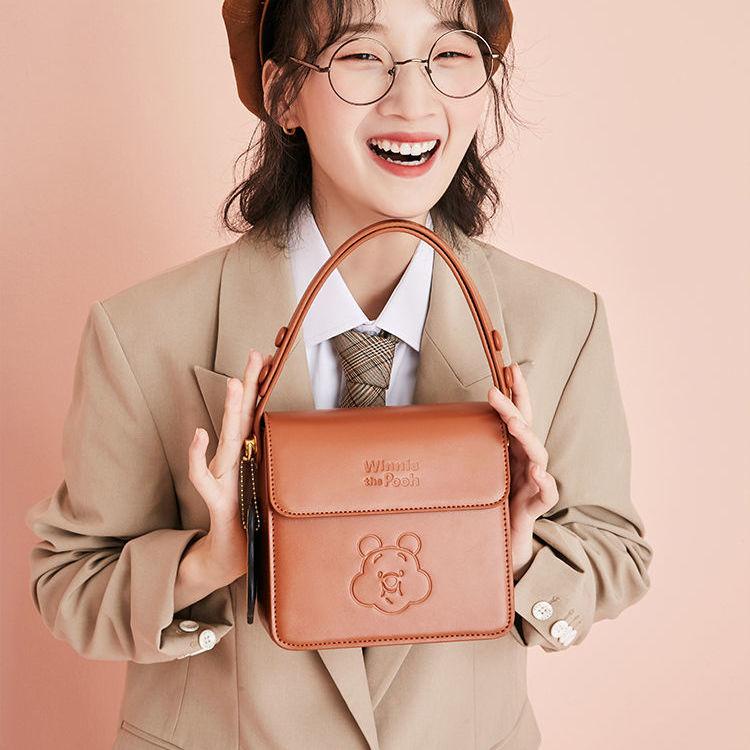 ♠✠⊕ Quà tặng ngày lễ Tết Nguyên Đán 2022 Winnie the Pooh Túi đeo nách Nữ Niche Túi xách đeo chéo cao cấp