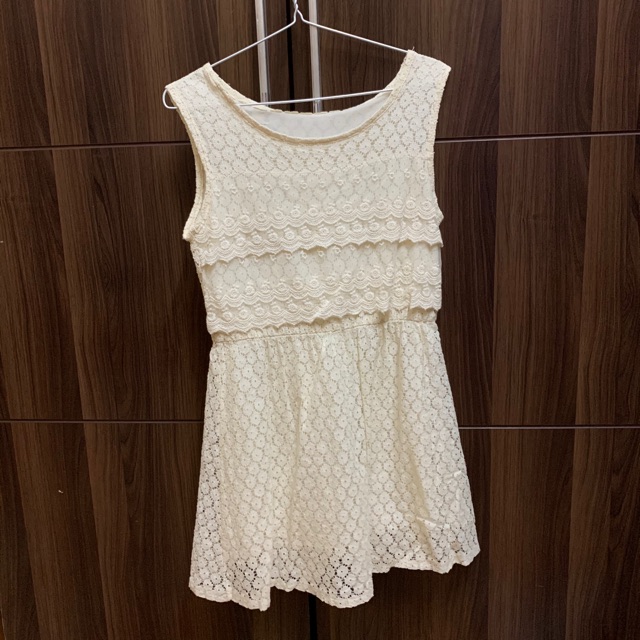 Pass váy trắng ren