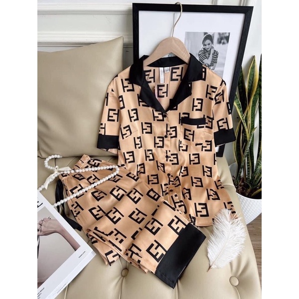 Pyjama lụa Vic cao cấp xịn sò kèm túi giấy hãng sản xuất trên nền vải lụa đắt nhất