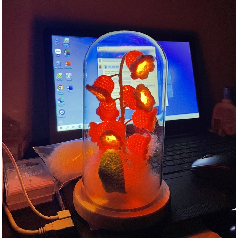 Đèn led ngủ để bàn hình hoa lily đan len thủ công ,